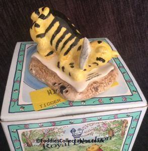 Royal Doulton Winnie The Pooh Tigger Signs The Rissolution quality figurine